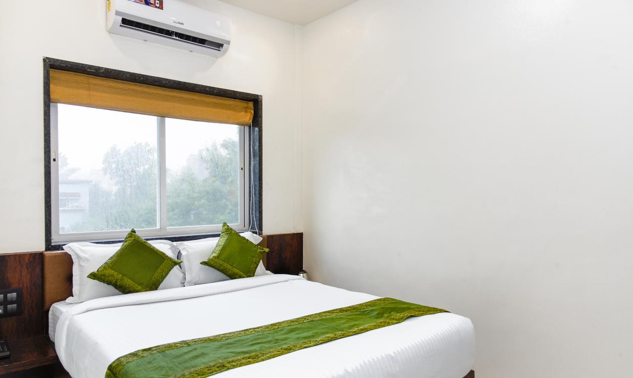Hotel Treebo Malhaar Regency Chinchvad Esterno foto