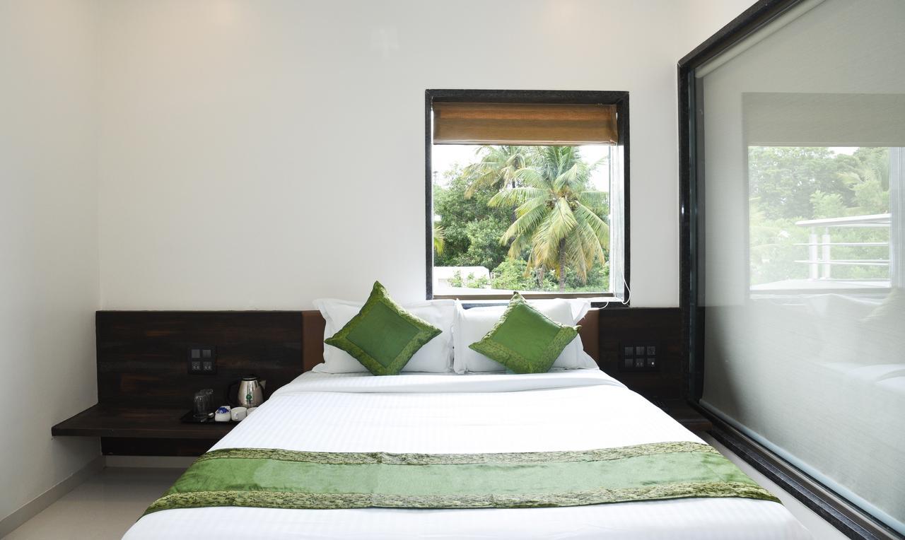 Hotel Treebo Malhaar Regency Chinchvad Esterno foto