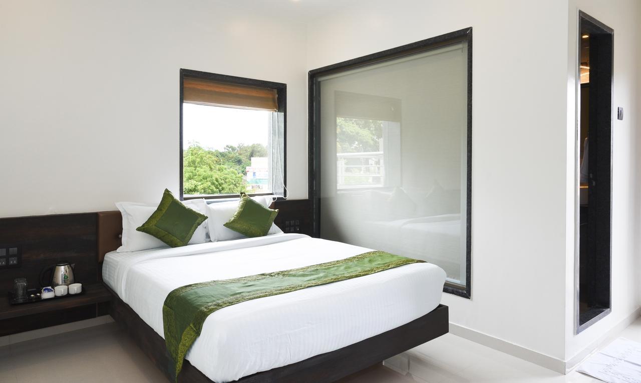 Hotel Treebo Malhaar Regency Chinchvad Esterno foto