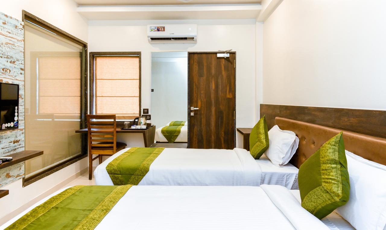 Hotel Treebo Malhaar Regency Chinchvad Esterno foto